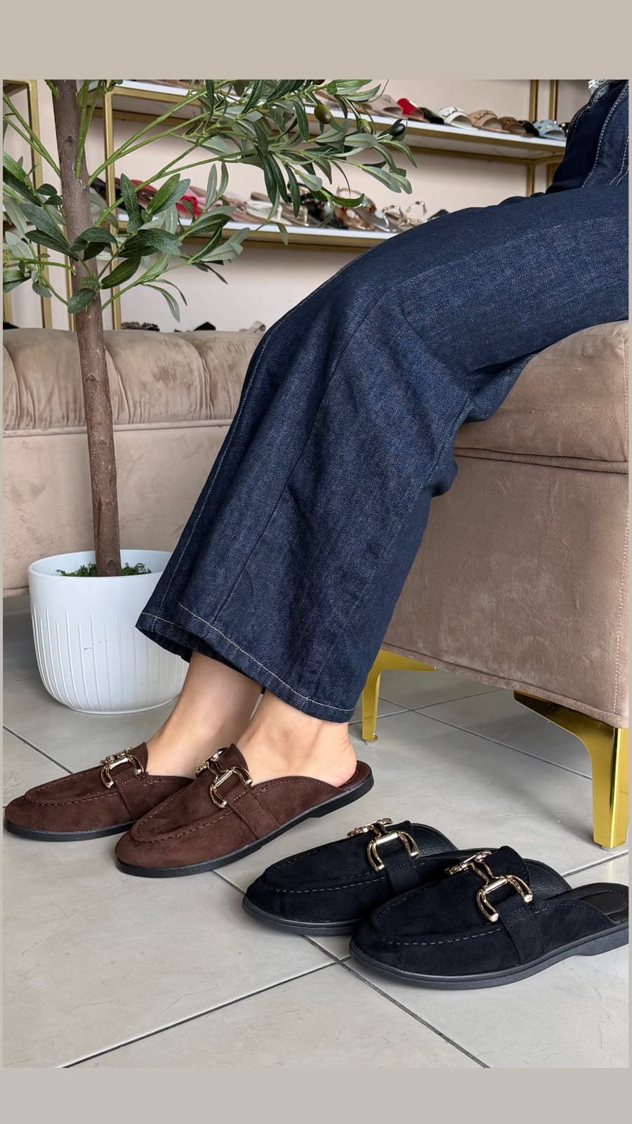 Mocasín mule sin talón con herraje metálico