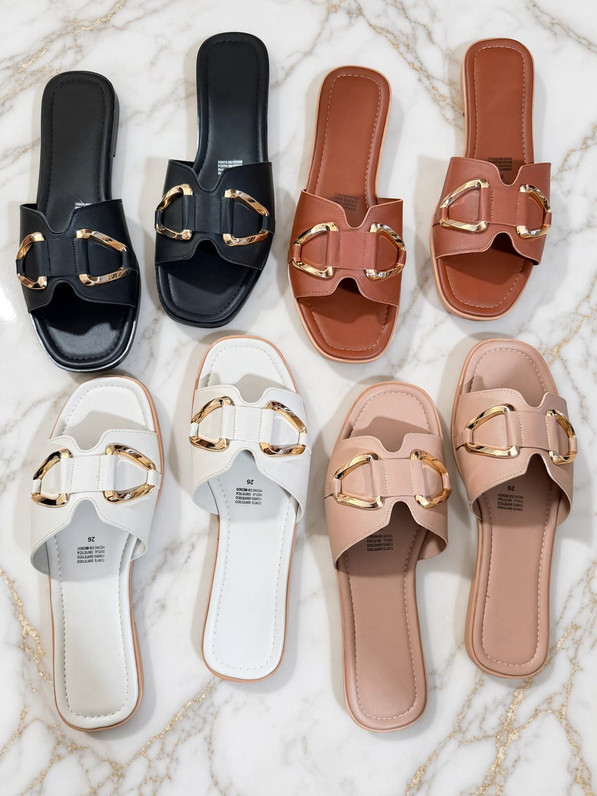 Sandalias planas tipo slide con herraje dorado
