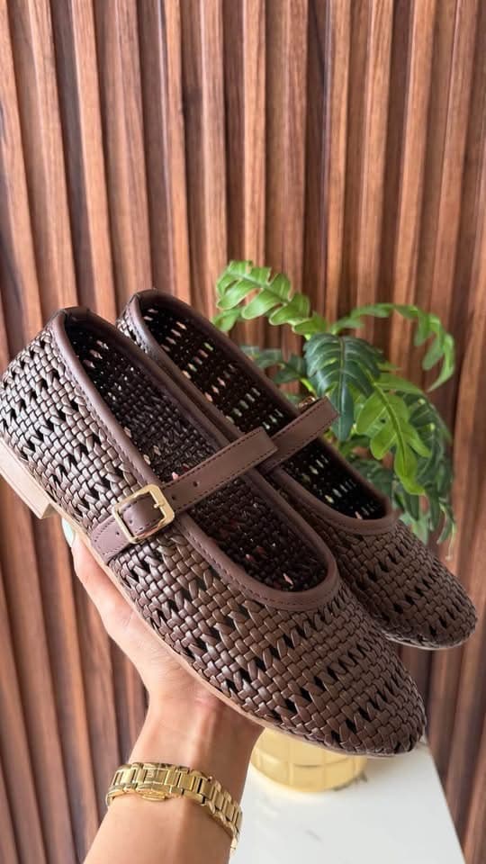 Zapatos tipo Mary Jane tejidos cafés